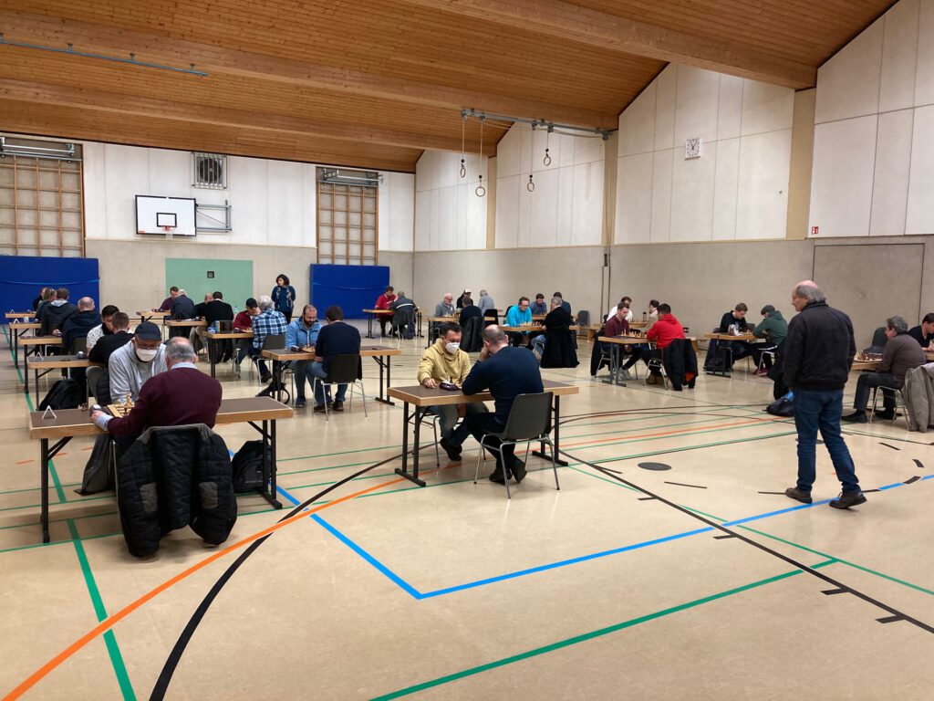 vorne: GM Alexandre Dgebuadze gegen IM Yuri Boidman, hinten GM Pawel Jaracz gegen FM Lukas Winterberg