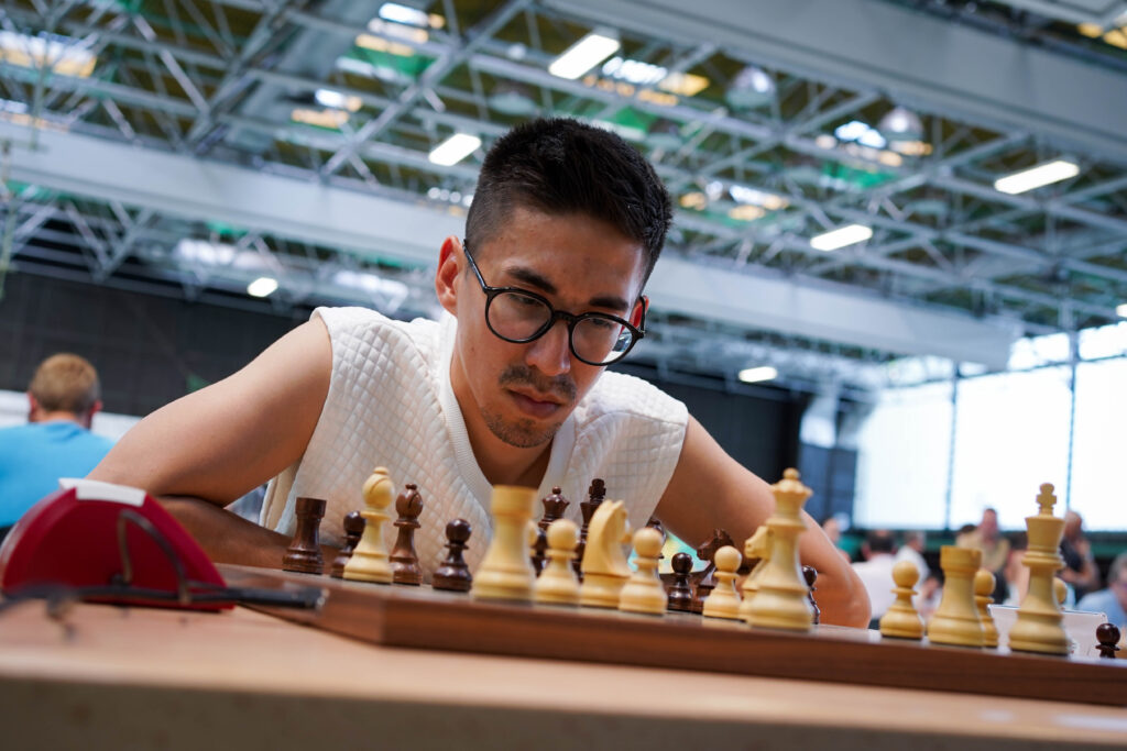 Hoch konzentriert zur Tabellenführung - GM Li Min Peng (© Sandra Schmidt)