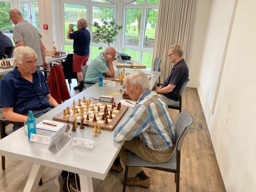 Spitzenspiele der 9. Runde: Dr. Wolfgang Polster – Erich Krüger (vorne), Yuri Boidman – Paul Stümer